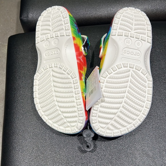 ☆NEW☆ Crocs Unisex Classic Tye Dye Graphic Clogs - Picture 5 of 5